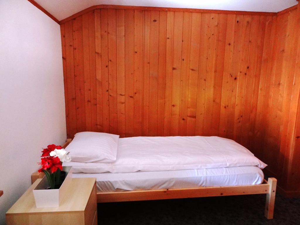 Base Cafe Apartment Lauterbrunnen Ngoại thất bức ảnh